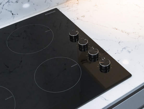 Rosso 60 is a 60cm induction hob with temperature control knobs