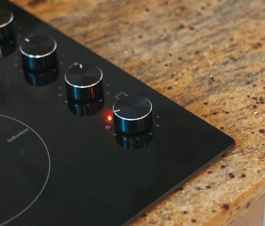 Rosso 80 is a 80cm induction hob with temperature control knobs